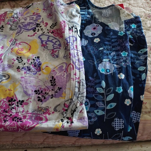 White cross lg scrub tops and one Dickie! - Picture 3 of 9